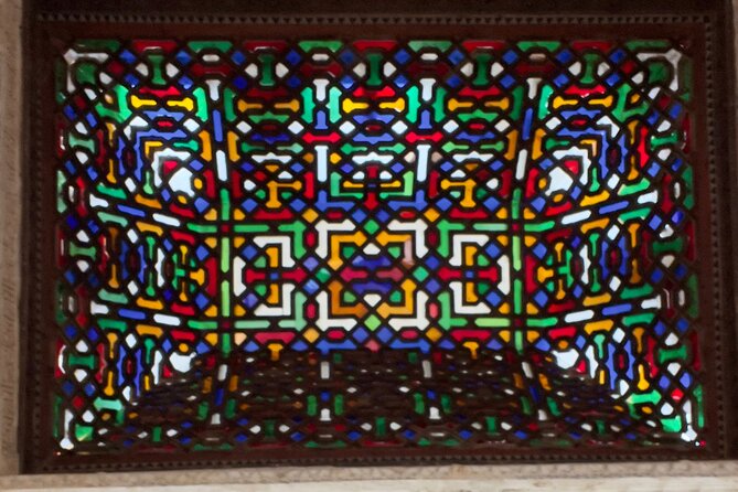 Small group visit to the Alhambra with tickets included - Visiting the Summer Palace of the Nasrid Sultans