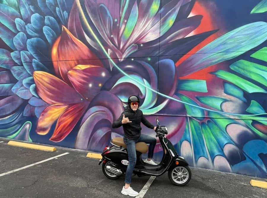 St. Petersburg: Vespa Mural Tour with Guide - Starting Point and Group Size for a Personal Experience