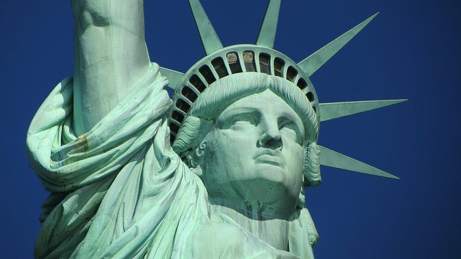 Statue of Liberty and Ellis Island Tour in Spanish - Ferry Ride with Views of Manhattan Skyline
