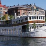 Stockholm: Midsummer Archipelago Boat Tour Live Guide DE/EN - Starting Point at Gustav III Statue