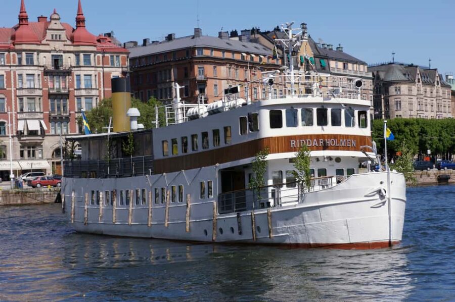 Stockholm: Midsummer Archipelago Boat Tour Live Guide DE/EN - Starting Point at Gustav III Statue