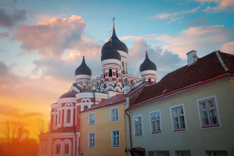 Tallinn: 2-hour Best Intro Walking Tour with a Local - Discovering Tallinn’s Iconic Landmarks