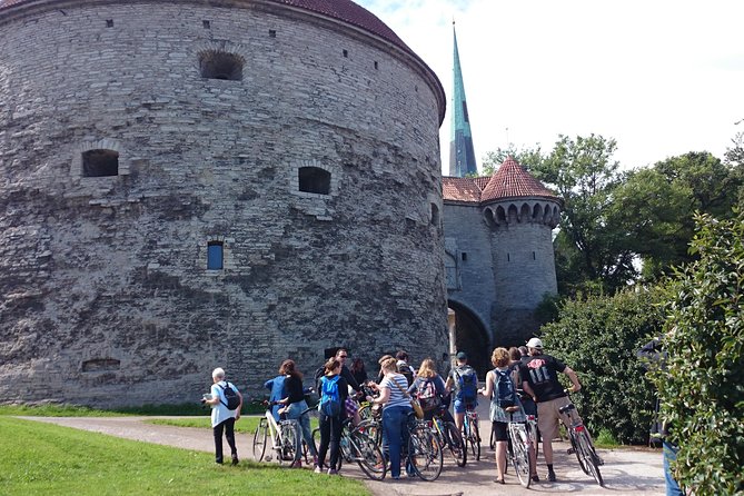 Tallinn Bicycle Sightseeing Tour - Highlights of the Kadriorg and Kadriorg Palace