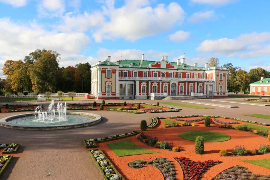 Tallinn Classic: Old Town and Kadriorg District Guided Tour - Discover Kadriorg District’s Baroque and Wooden Villas