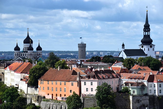 Tallinn Old Town Walking Tour - Notable Stops During the Tour