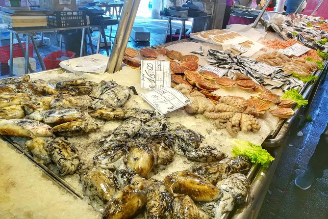 Tasty Rialto Farmers Market Food Tour in Venice with Wine Tasting & Sightseeing - Tasting Venetian Cicchetti at Authentic Bacari Wine Bars