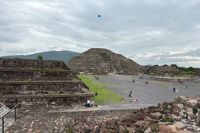 Teotihuacan Pyramids VIP Tour without Commercial Stops - Visiting the Zona Arqueológica de Teotihuacan