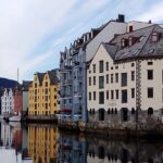 The Essence of Ålesund Self-Guided Walking Tour - Viewing the Molja Lighthouse from the Shore