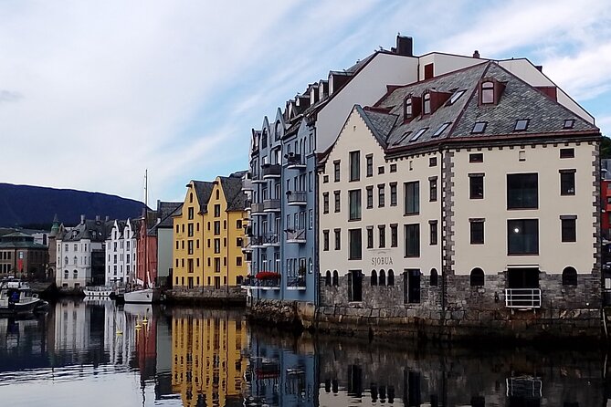 The Essence of Ålesund Self-Guided Walking Tour - Viewing the Molja Lighthouse from the Shore