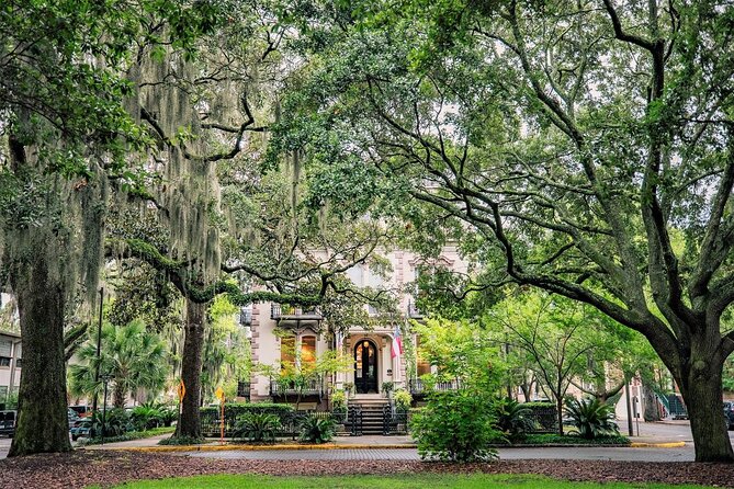 The History Buff: Savannah Walking Tour - Inside the Meeting Point and End Location
