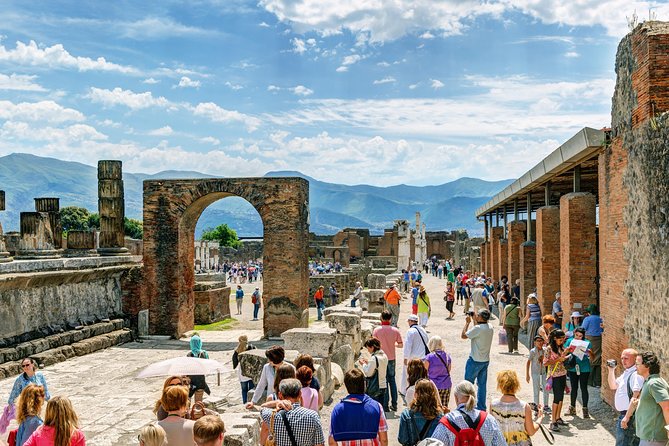 The real life in the old Pompeii tour with Archaelogical Guide All Inclusive - Highlights of Pompeii’s Main Villas and Temples