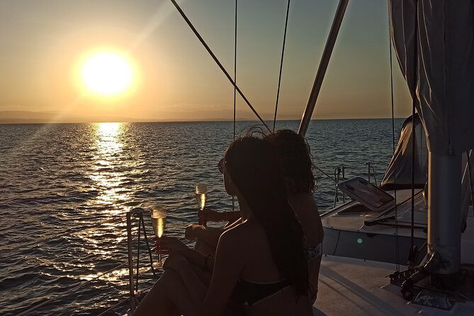 Thessaloniki : Sunset Cruise - The Boat: Comfort and Safety on the Hunter 460 BLUE FOAM