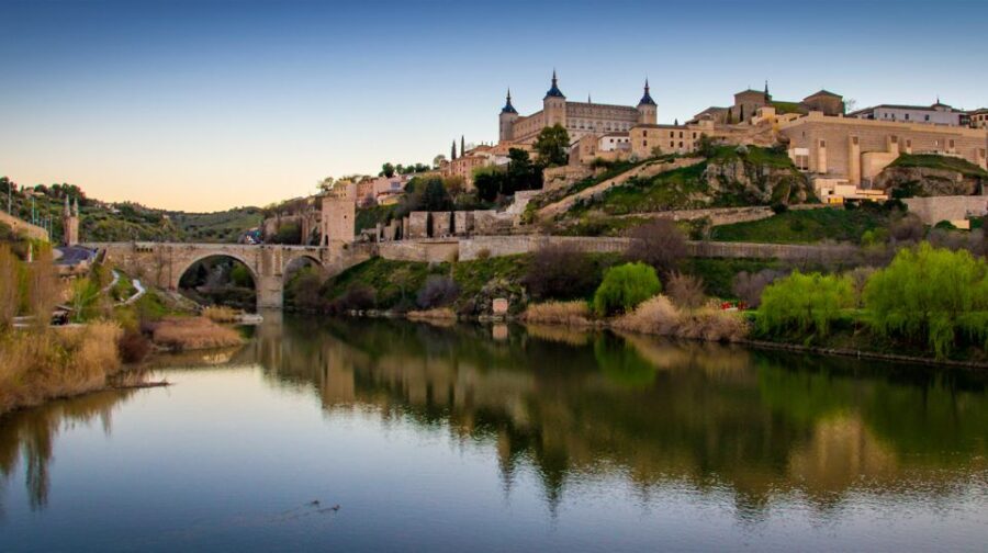 Toledo: Three Cultures Walking Tour in Spanish - Meeting Point and Tour Duration