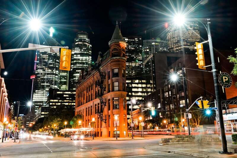 Toronto: Small Group Night Tour with Harbour Boat Cruise - Comfortable Transportation in a Luxury Mercedes Van