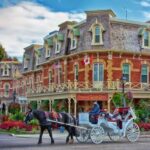 Toronto to Niagara Falls: 4 or more guests Private VIP Tour - Exploring Niagara-on-the-Lake and Its Picturesque Streets