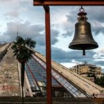 Tour a Piedi di Tirana - Insight into Albanian Politics at the Parliament Building