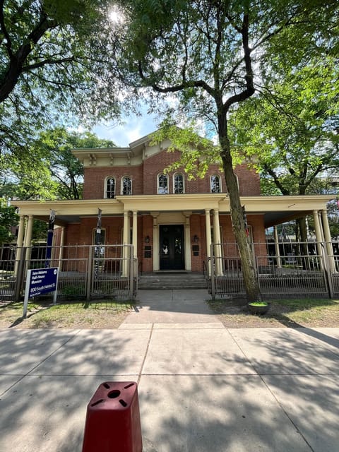 Tour Chicago LGBTQ+ Style - The Starting Point at 909 Michigan Ave and Meeting Logistics