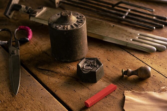 Tour Naples: Journey into the historical Neapolitan glove factory - Visiting a Neapolitan Glove Factory in the Heart of Naples