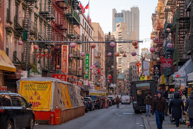 Tour New York Contrasts: Bronx, Queens and Brooklyn - Crossing the Bronx Whitestone Bridge into Queens