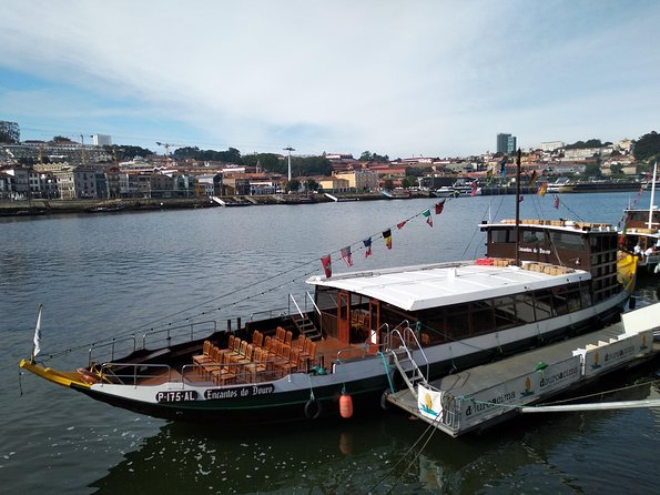 Transfer Oporto - Aeroport / Up to 4 passengers - Meeting Point at Francisco Sá Carneiro Airport in Vila Nova da Telha