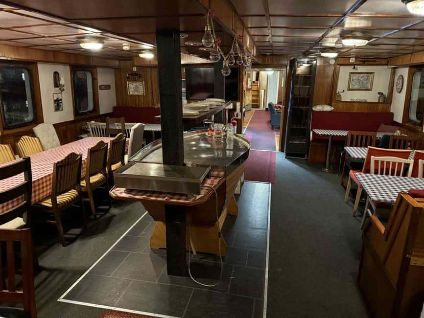 Tromsø:Classic fjord cruise with northernlights w/lite meal - The Experience of Northern Lights Hunting from the Dockside