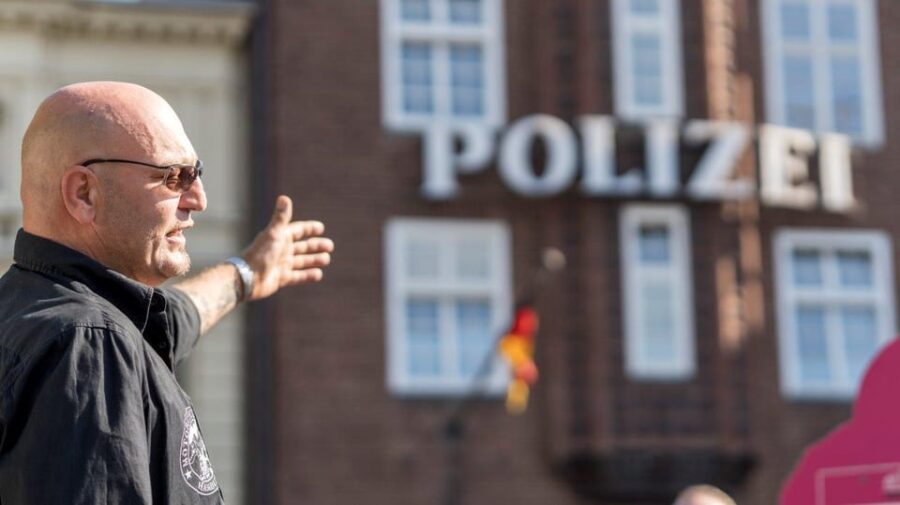 Uncle Jan's neighborhood tours - Starting Point at Reeperbahn 25 and the First Encounter