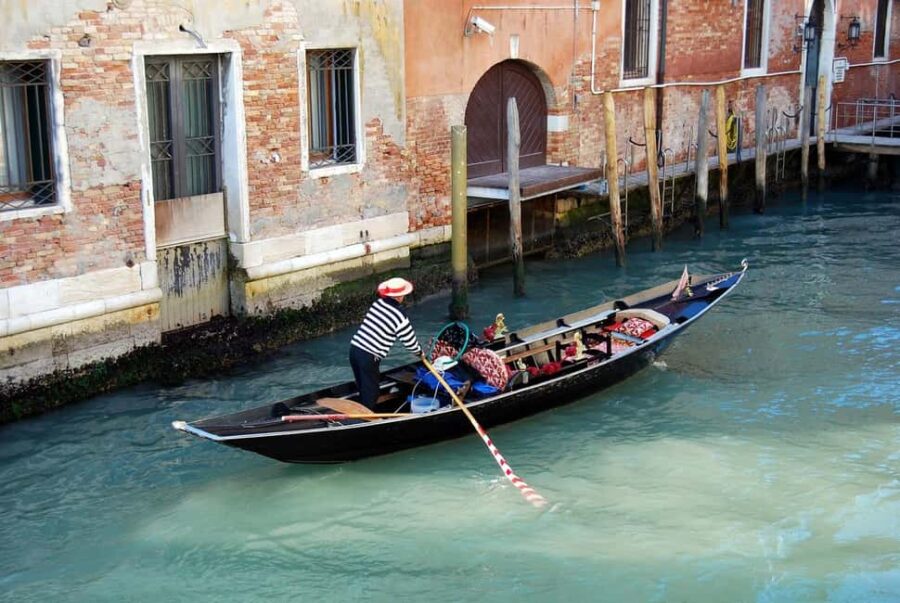 Venetian Private Sandolo tour - How the Sandolo Boat Differs From the Gondola