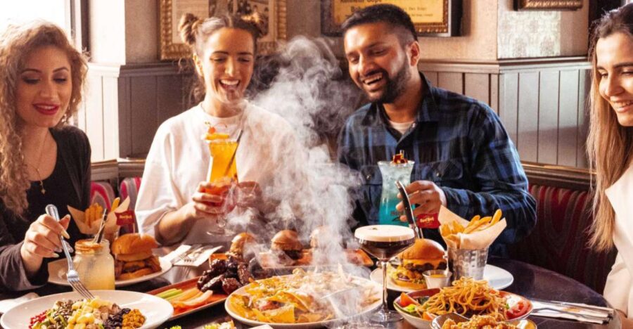 Venice: Hard Rock Cafe with Set Menu for Lunch or Dinner - Venue and Location: Venice’s Iconic Bacino Orseolo