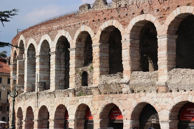 Verona : City Center Walking Tour with expert Local Guide - Discovering the Arena di Verona’s Architectural Marvels