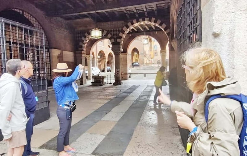 Verona: Guided Small Group Walking Tour of the City of Love - Starting Point at Piazza Bra and the Meeting Experience