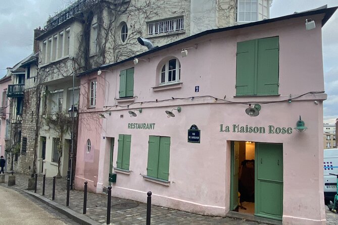 Visit of Montmartre with a treasure hunt - Walking through the Art and Film Landmarks of Montmartre