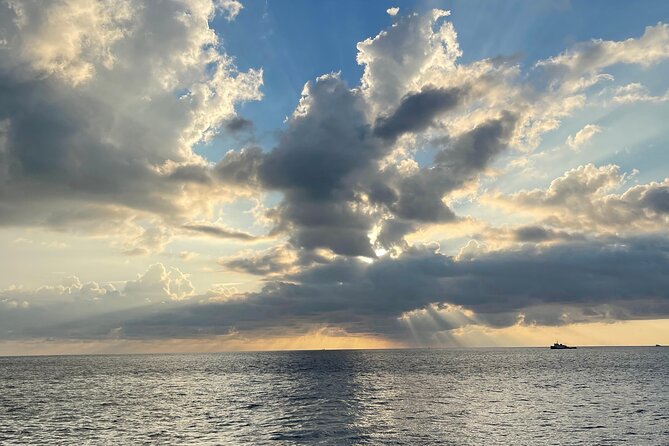 Waikiki Sunset & Wine Turtle Snorkeling Cruise - Unique Aspects of the Waikiki Sunset & Wine Cruise