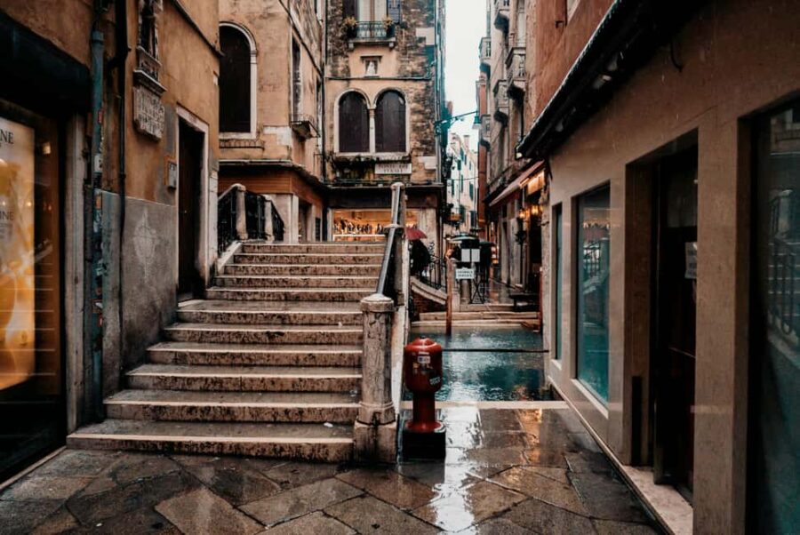 Walking Tour in Venice Rialto with Tastings and Stories - Exploring Venices Oldest Market: Rialto Market