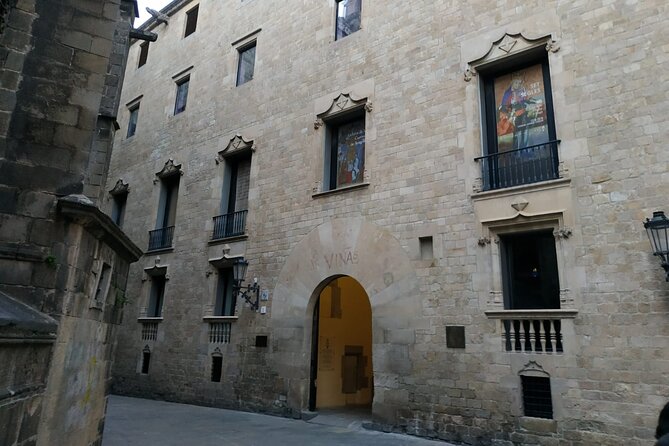 Walking tour of the Gothic Quarter of Barcelona with pintxos tasting - Discovering Font de La Portaferrissa and Pont del Bisbe