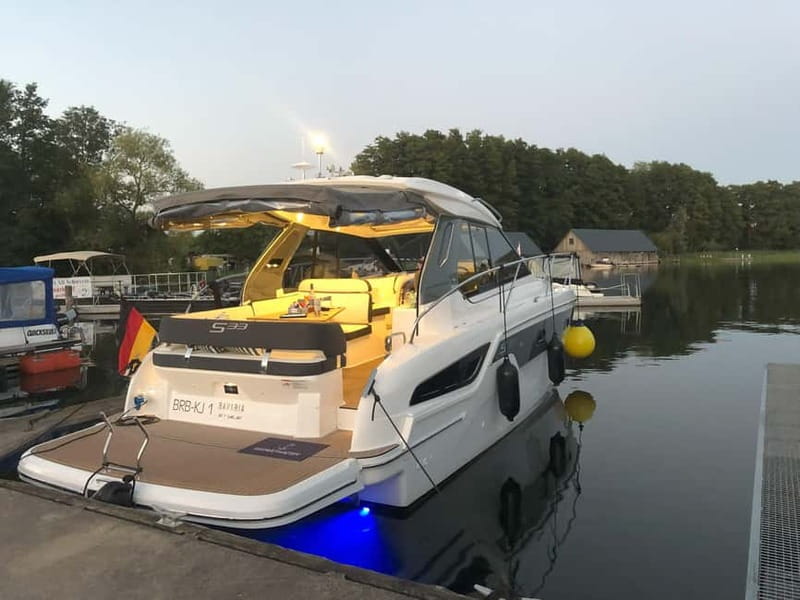 Waren (Müritz): Fun Cruise motor yacht with skipper - 4 hours - Starting Point and Booking Flexibility