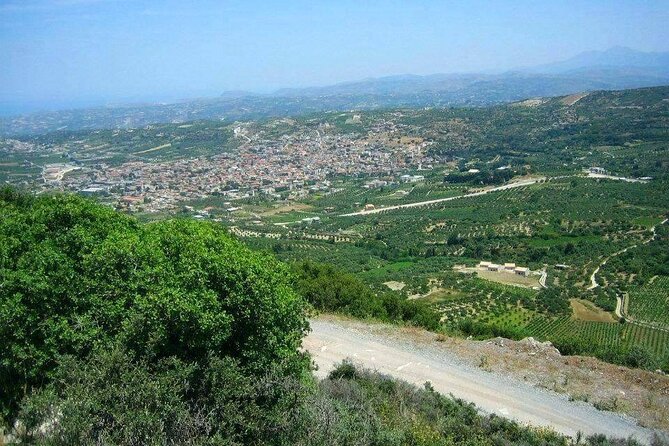 Wine and Food of Crete, Heraklion - Savoring a Traditional Lunch at a Cozy Tavern
