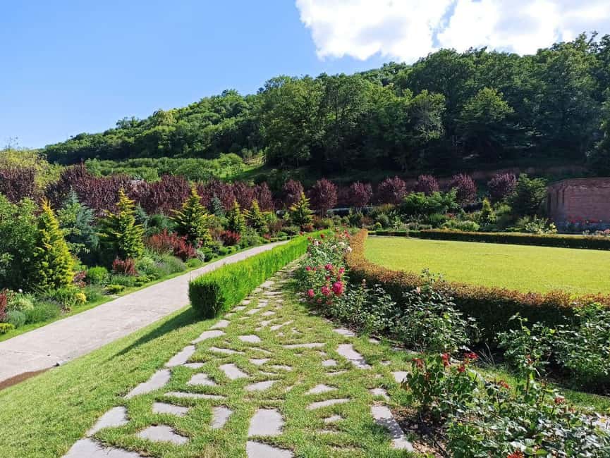 Wine tour to Kakheti: Sighnaghi, Bodbe, wine tasting - Visiting Sighnaghi: The City of Love