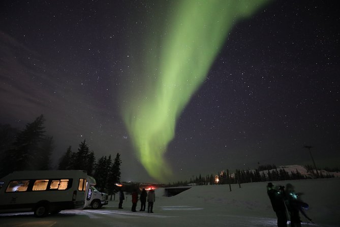 Yellowknife Tours - Aurora by bus - How the Tour Hunts for the Northern Lights at Lakeside Locations