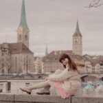 Zurich: Professional Photoshoot at the Best Spots - Iconic Shots at Grossmünster