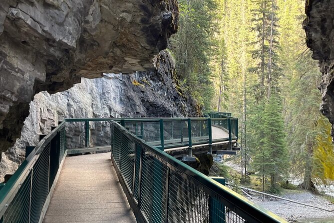 Banff National Park Tour Lake Louise and Moraine Lake by coach - Visiting Iconic Sights: Lake Louise and Victoria Glacier