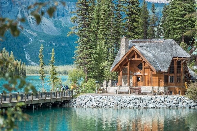 Emerald Lake Escape Day Tour: Waterfalls & Canyon Wonders - Emerald Lake and Its Vibrant Waters