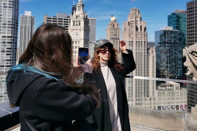 Insta Walk and Polaroid Photoshoot in Chicago - Visiting the Chicago Theatre and Its Iconic Presence