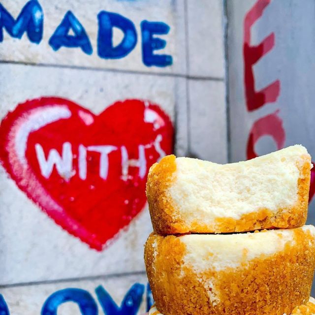 NYC: Chinatown & Little Italy Food Tour with 8 Tastings - Tasting Handmade Fried Dumplings in Chinatown