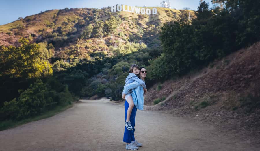 Private photoshoot at the Hollywood Sign (French or English) - Meet Your Bilingual Guide on a Scenic Trail to the Hollywood Sign