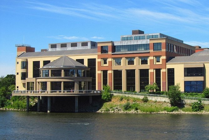 Self-Guided Grand Rapids Scavenger Hunt: Round River City - Exploring Downtown Landmarks and Hidden Gems