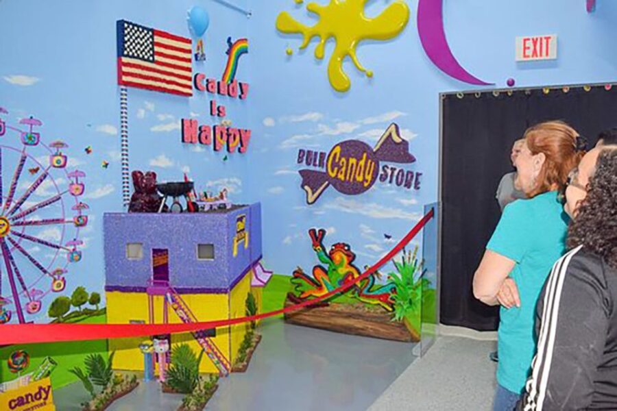 West Palm Beach: 45-Minute Candy Evolution Tour with Guide - Meeting Point and Accessibility